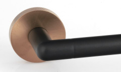 LARISSA držák ručníků 300mm, černá/měď mat (WS009BC) (3)